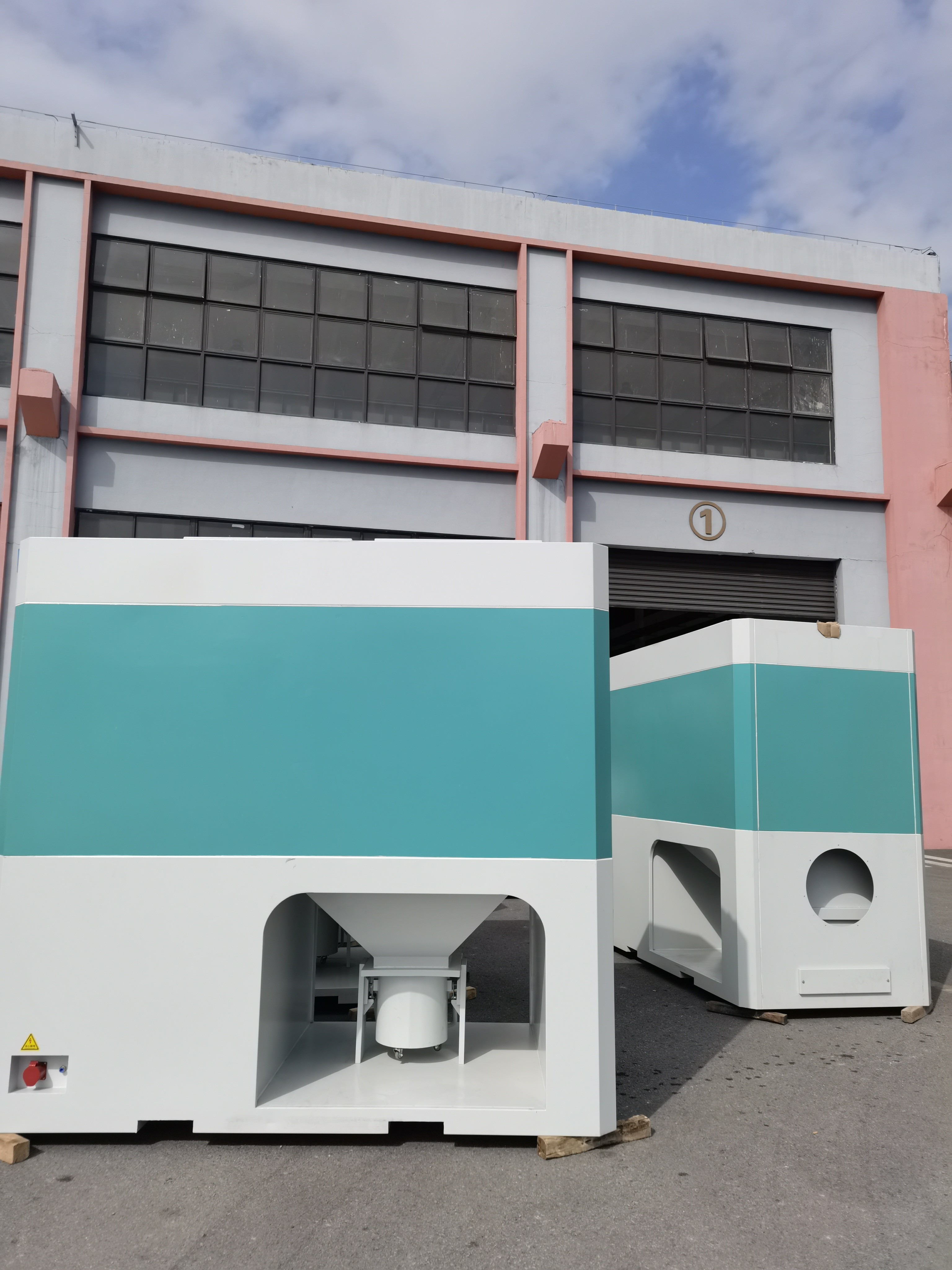 鐵塔行業焊接煙塵除塵器設備安裝現場