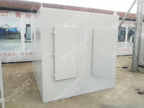 7大車貨送往客戶現場，施工人員正在安裝調試中